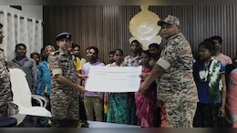 Naxalites Surrender In Bijapur : 26 लाख के इनामी चार नक्सली समेत 22 ने किया सरेंडर, तेजी से घर लौट रहे माओवादी