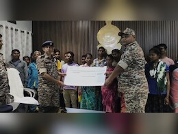 Naxalites Surrender In Bijapur : 26 लाख के इनामी चार नक्सली समेत 22 ने किया सरेंडर, तेजी से घर लौट रहे माओवादी