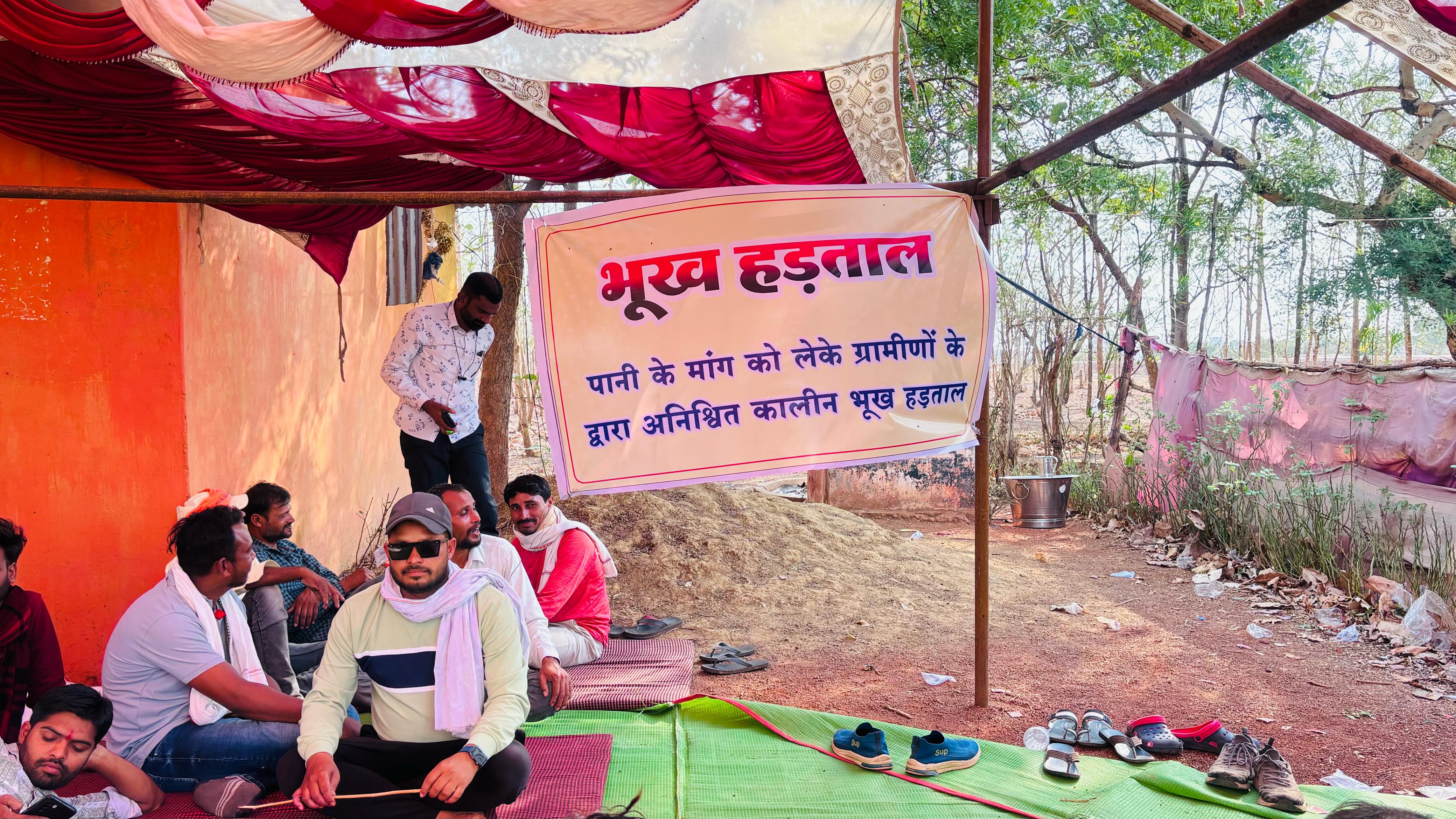 पानी के संकट की वजह से दुर्ग जिले के अंजोरा गांव में तो ग्रामीणों को भूख हड़ताल पर बैठना पड़ा है. पानी के संकट की वजह से दुर्ग जिले के अंजोरा गांव में तो ग्रामीणों को भूख हड़ताल पर बैठना पड़ा है.