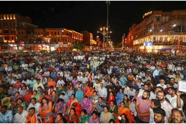 जयपुर में पहलगाम आतंकी हमले के विरोध में प्रदर्शन करते हुए लोग. जयपुर में पहलगाम आतंकी हमले के विरोध में प्रदर्शन करते हुए लोग.