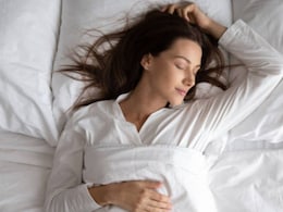 रात को बाल खोलकर सोना चाहिए या बांधकर? एक्सपर्ट से जानें कौन सा तरीका बालों के लिए है बेस्ट रात को बाल खोलकर सोना चाहिए या बांधकर? एक्सपर्ट से जानें कौन सा तरीका बालों के लिए है बेस्ट