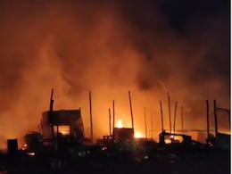 Rajasthan: भरतपुर में एक छोटी सी चिंगारी ने 6 से ज्यादा दुकानों में लगाई आग, 14 फ्रिज समेत लाखों का सामान जलकर राख Rajasthan: भरतपुर में एक छोटी सी चिंगारी ने 6 से ज्यादा दुकानों में लगाई आग, 14 फ्रिज समेत लाखों का सामान जलकर राख