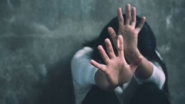 लेक्चरर पति के काले कारनामे की पत्नी ने खोली पोल, स्कूल में छात्राओं के साथ करता था यौन उत्पीड़न