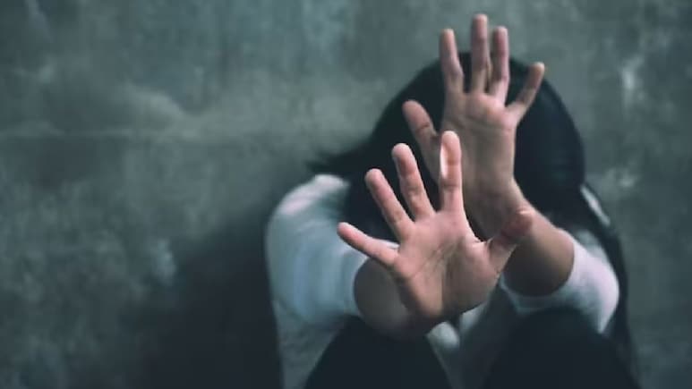 लेक्चरर पति के काले कारनामे की पत्नी ने खोली पोल, स्कूल में छात्राओं के साथ करता था योन उत्पीड़न