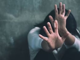 लेक्चरर पति के काले कारनामे की पत्नी ने खोली पोल, स्कूल में छात्राओं के साथ करता था यौन उत्पीड़न लेक्चरर पति के काले कारनामे की पत्नी ने खोली पोल, स्कूल में छात्राओं के साथ करता था यौन उत्पीड़न