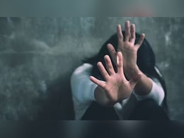 गैंग बनाकर छात्राओं को फंसाया, फिर शारीरिक संबंध के बनाए वीडियो; ब्लैकमेल कर दूसरी लड़कियों को लाने का बनाते थे दबाव गैंग बनाकर छात्राओं को फंसाया, फिर शारीरिक संबंध के बनाए वीडियो; ब्लैकमेल कर दूसरी लड़कियों को लाने का बनाते थे दबाव