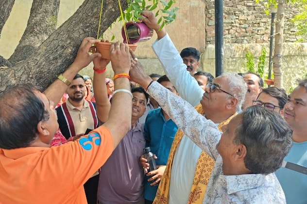 हाथों से पेड़ पर परिंडे बांधते हुए शिक्षा मंत्री हाथों से पेड़ पर परिंडे बांधते हुए शिक्षा मंत्री