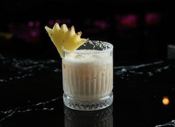 A Simple Pineapple Drink For Glowing Summer Skin A Simple Pineapple Drink For Glowing Summer Skin