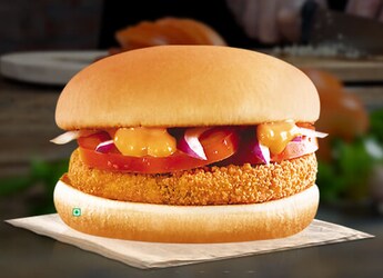 McAloo Tikki In US? Desis Can Enjoy This Limited Edition Burger In Chicago McAloo Tikki In US? Desis Can Enjoy This Limited Edition Burger In Chicago