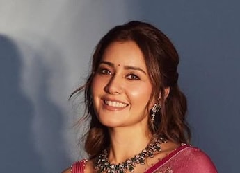 Watch: Raashii Khanna Makes Lip-Smacking Dal Chilla For Lunch On The Sets Of Telusu Kada Watch: Raashii Khanna Makes Lip-Smacking Dal Chilla For Lunch On The Sets Of Telusu Kada