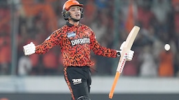 IPL में ऐतिहासिक शतक के बाद अभिषेक शर्मा ने दिखाई पर्ची, जानें क्या लिखा था