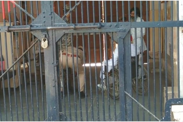  व्हीलचेयर की मदद से अपनी बैरक में पहुंचा आसाराम.