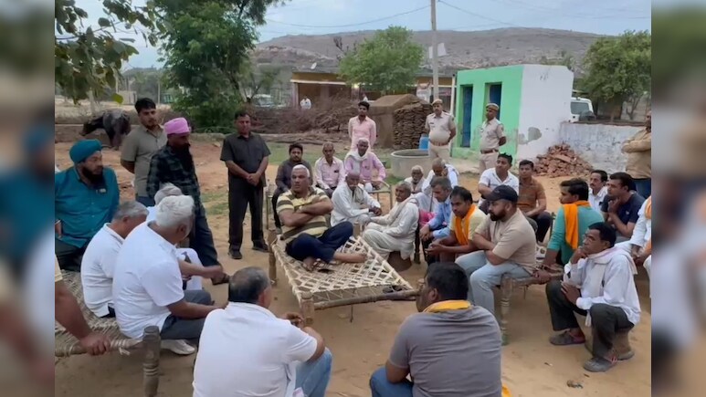 Rajasthan: मंत्री जवाहर स‍िंह बेढम ने चारपाई पर बैठकर सुनीं जनता की समस्‍या, कार्यकर्ताओं के घर खाई दाल-रोटी 