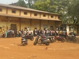 Khaad Kendra: बोवनी में अभी 2.5 महीने का समय, खाद गोदाम के बाहर किसानों की लग गई लंबी लाइन... जानें पूरा मामला