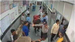 Rajasthan: पत्नी की डेड बॉडी को कंधे पर डालकर अस्पताल में घूमता रहा शख्स, पोछा लगाते समय लगा था करंट