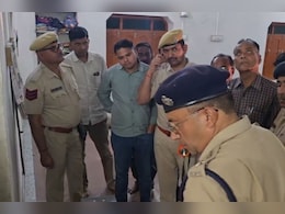 Mosque Fire: मस्जिद में किसने लगाई आग? पुलिस ने 2 नाबालिग समेत 3 को पकड़ा, लोगों में आक्रोश Mosque Fire: मस्जिद में किसने लगाई आग? पुलिस ने 2 नाबालिग समेत 3 को पकड़ा, लोगों में आक्रोश