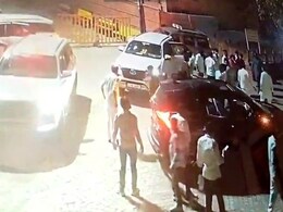 मध्य प्रदेश के मंदिर में जबरन घुस गए लोग, गेट न खोलने पर पुजारी को पीटा मध्य प्रदेश के मंदिर में जबरन घुस गए लोग, गेट न खोलने पर पुजारी को पीटा