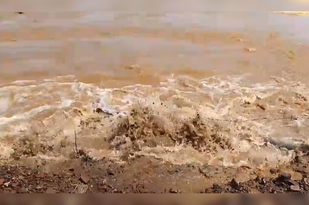 पाइप लाइन से बहता पानी. पाइप लाइन से बहता पानी.