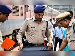 शिवनाथ एक्सप्रेस में 65 लाख की चोरी, हीरे और कैश लेकर फरार हुए चोर शिवनाथ एक्सप्रेस में 65 लाख की चोरी, हीरे और कैश लेकर फरार हुए चोर