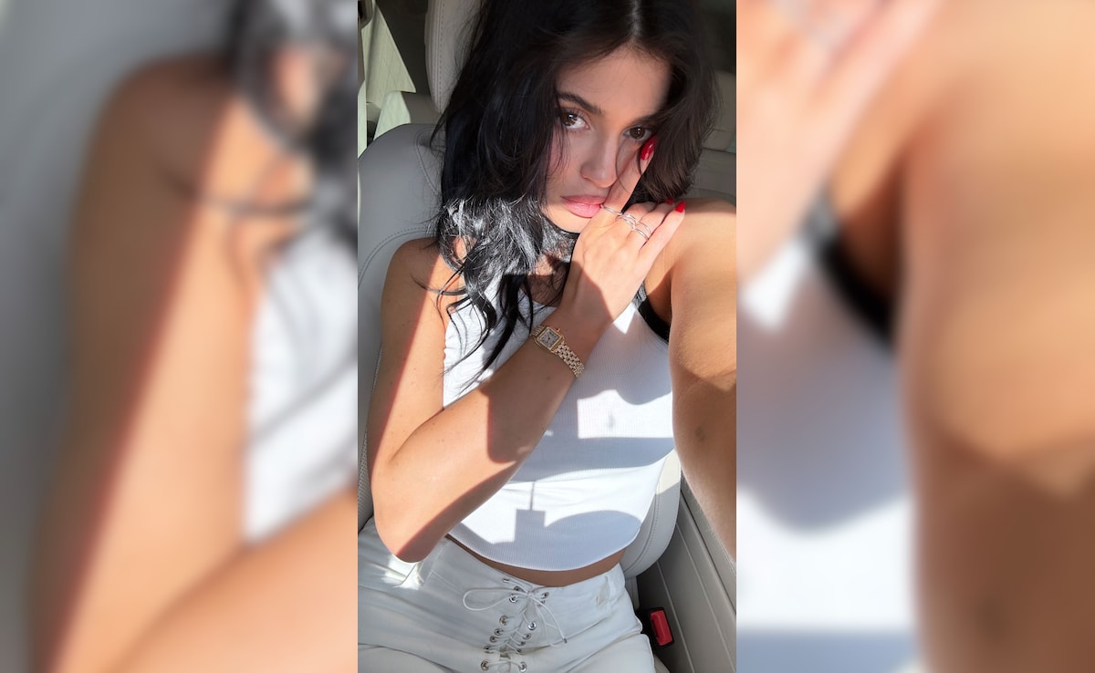 Kylie Jenner looks chic in simple tee and red nails. Photo: Instagram/kyliejenner Kylie Jenner looks chic in simple tee and red nails. Photo: Instagram/kyliejenner