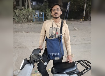 Viral: Delhi Man Works As Delivery Rider For Zepto And Blinkit, Shares Detailed Comparison Viral: Delhi Man Works As Delivery Rider For Zepto And Blinkit, Shares Detailed Comparison