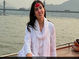 Sara Ali Khan Gets Ethnic Ready In A White <i>Chikankari</i> Suit And <i>Juttis</i> Sara Ali Khan Gets Ethnic Ready In A White <i>Chikankari</i> Suit And <i>Juttis</i>