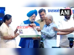 दिल्ली के बुजुर्गों को अब मिलेगा 10 लाख तक का मुफ्त इलाज, दिल्ली CM ने बांटे आयुष्मान वय वंदना कार्ड दिल्ली के बुजुर्गों को अब मिलेगा 10 लाख तक का मुफ्त इलाज, दिल्ली CM ने बांटे आयुष्मान वय वंदना कार्ड