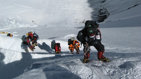 Everest Climb: माउंट एवरेस्ट चढ़ने की है ख्वाहिश? जान लीजिए एक व्यक्ति पर कितना आता है खर्चा