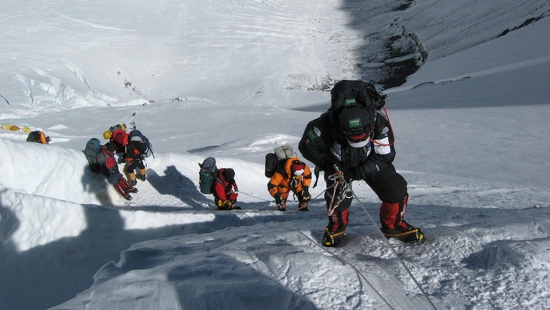 Everest Climb: माउंट एवरेस्ट चढ़ने की है ख्वाहिश? जान लीजिए एक व्यक्ति पर कितना आता है खर्चा