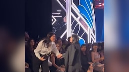 <i>Laapataa Ladies</i> Actor Nitanshi Goel Touches Hema Malini's Feet, Hugs Sushmita Sen During Her Ramp Walk