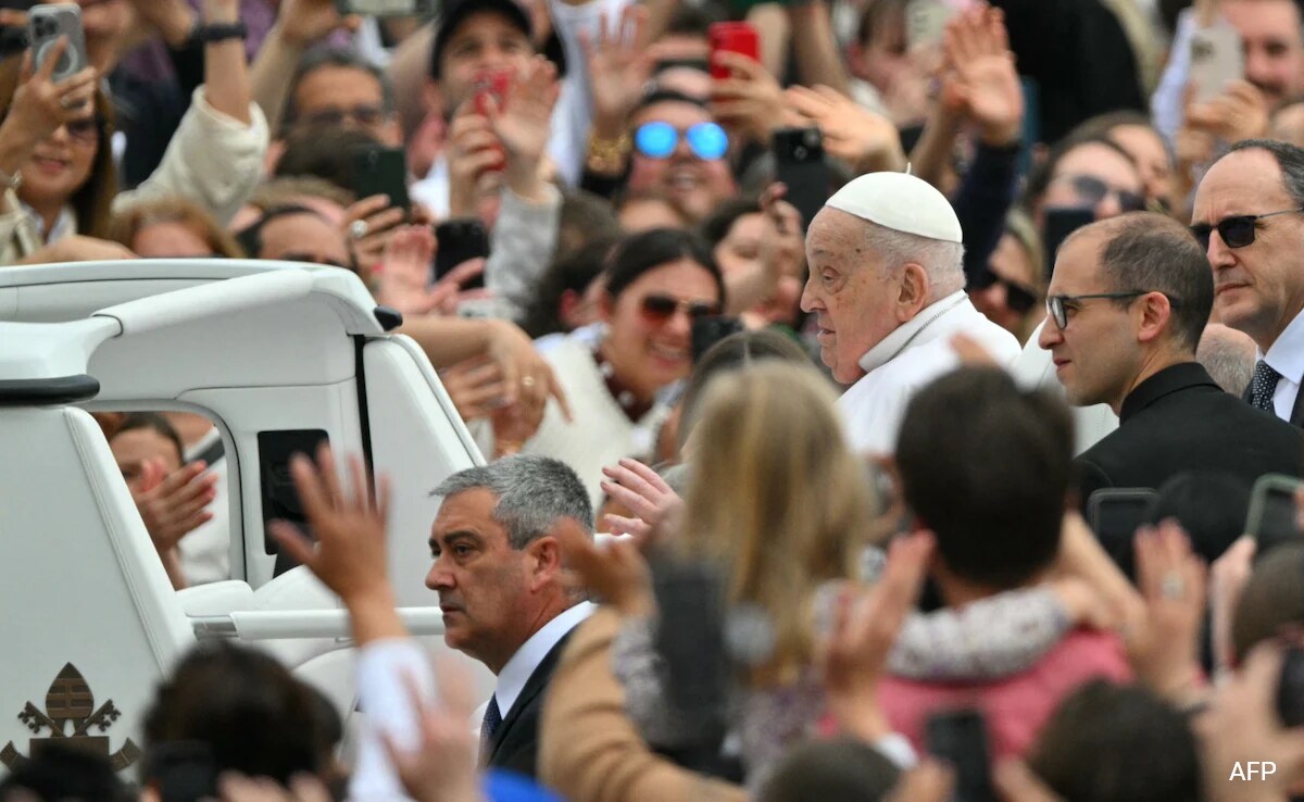 Ватикана Свети вижте папа Франциск изглеждаше видимо източен когато обикаляше