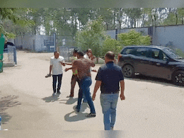 Viral Video: भाजपा नेता की गुंडागर्दी हुई वायरल, दफ्तर में घुसकर एसईसीएल अधिकारी को पीटा Viral Video: भाजपा नेता की गुंडागर्दी हुई वायरल, दफ्तर में घुसकर एसईसीएल अधिकारी को पीटा