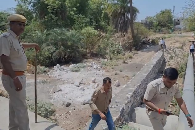 पैंथर की तलाश करते वनकर्मी और पुलिस के जवान पैंथर की तलाश करते वनकर्मी और पुलिस के जवान