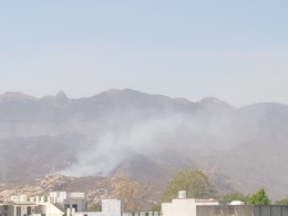 Rajasthan: गर्मी की तपिश से सिरोही में जल रहीं अरावली की पहाड़ियां, आग पर काबू पाने के प्रयास जारी