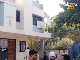 Ahilyanagar Crime: डॉक्टरच बनला हैवान! उपचारासाठी आलेल्या अल्पवयीन मुलीवर अत्याचार, नगरमध्ये खळबळ