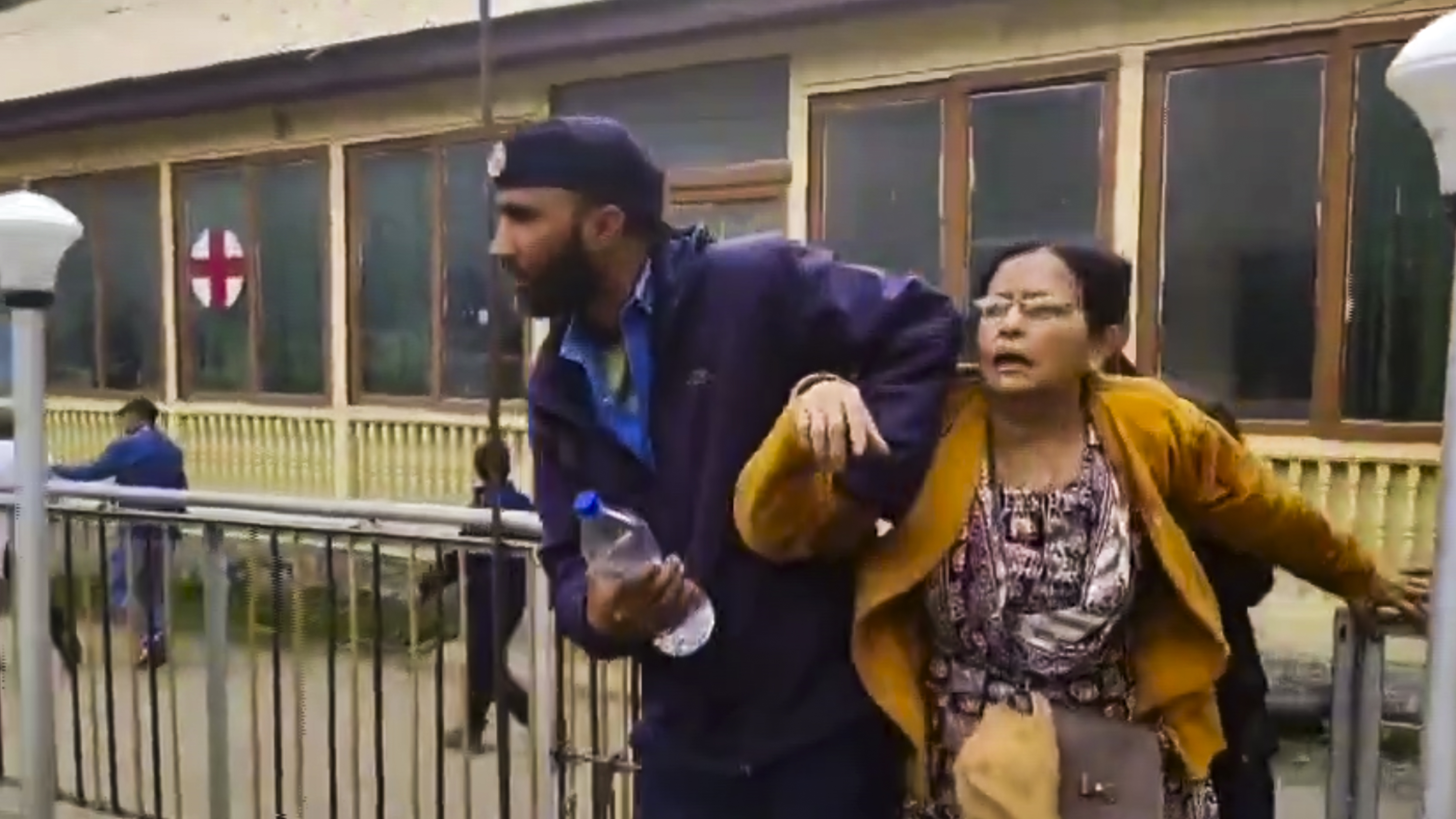 पहलगाम आतंकी हमला: मदद के लिए हेल्पलाइन जारी, इन नंबर पर कॉल कर जाने अपनों का हाल