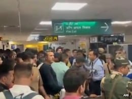 जम्मू-कश्मीर में खराब मौसम के कारण फ्लाइट रद्द होने पर भड़के यात्री, कहा- हमें न्याय चाहिए जम्मू-कश्मीर में खराब मौसम के कारण फ्लाइट रद्द होने पर भड़के यात्री, कहा- हमें न्याय चाहिए