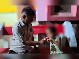 यूपी के जालौन CHC में सिगरेट से सर्दी का इलाज! वीडियो वायरल होने पर जांच के आदेश, हटाया गया आरोपी डॉक्टर यूपी के जालौन CHC में सिगरेट से सर्दी का इलाज! वीडियो वायरल होने पर जांच के आदेश, हटाया गया आरोपी डॉक्टर