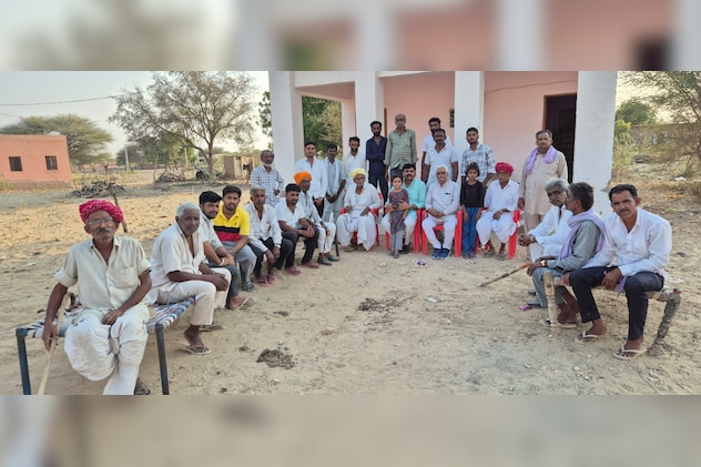 हथाई करते गाँव के लोग हथाई करते गाँव के लोग