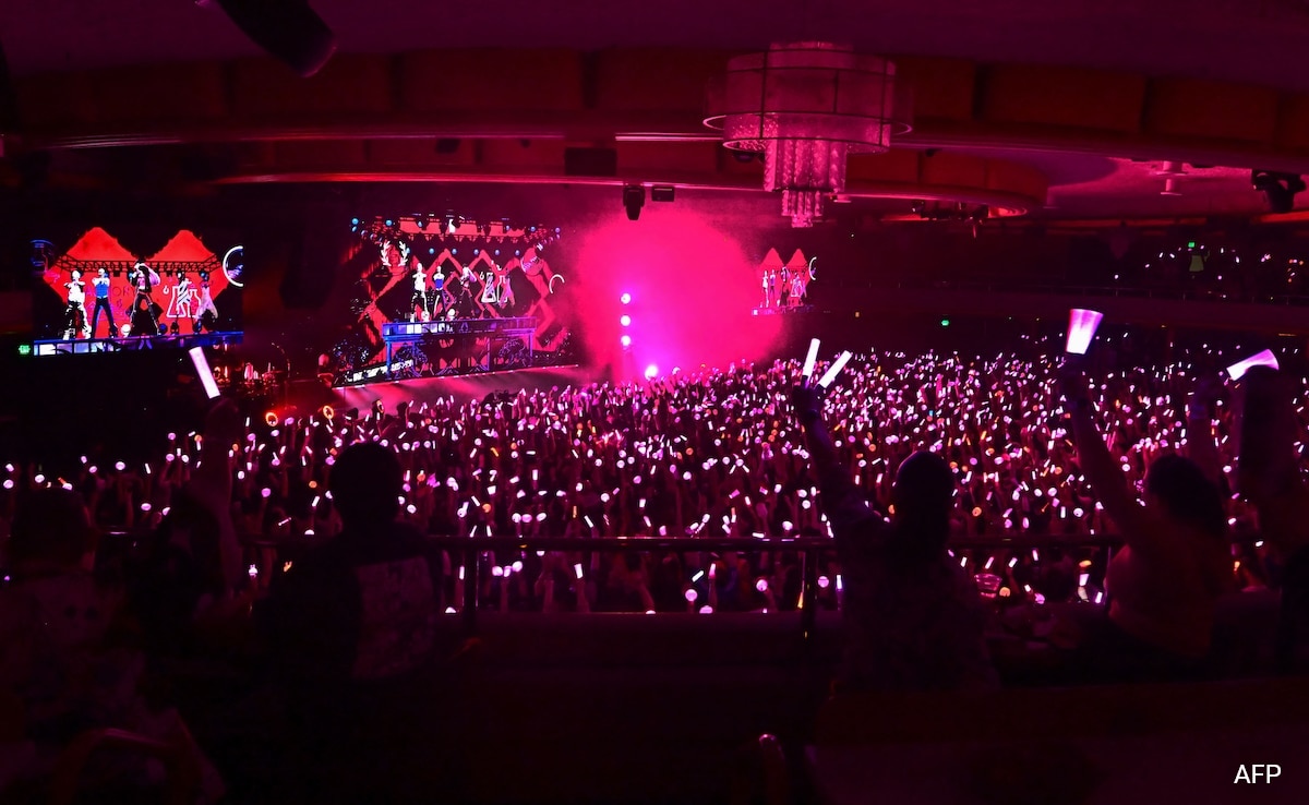 Токио Феновете размахваха светещи пръчки на анимиран герой на сцената