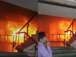 नोएडा के सेक्टर 18 के अट्टा मार्केट के कॉम्पलेक्स में लगी भीषण आग, नीचे कूदे कई लोग नोएडा के सेक्टर 18 के अट्टा मार्केट के कॉम्पलेक्स में लगी भीषण आग, नीचे कूदे कई लोग