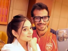 युजवेंद्र चहल के साथ सेल्फी लेती दिखी आरजे महवश, खुद शेयर की फोटो फिर क्यों लिखा असंभव? युजवेंद्र चहल के साथ सेल्फी लेती दिखी आरजे महवश, खुद शेयर की फोटो फिर क्यों लिखा असंभव?