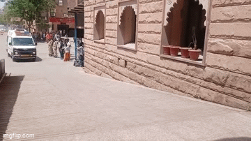 Accident: सड़क हादसे में घायल पुलिसकर्मियों को ले जा रही थी एम्बुलेंस, दीवार से जा भिड़ी; ASP घायल