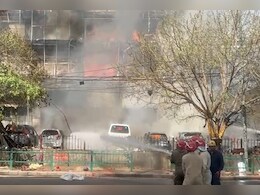 दिल्‍ली के झंडेवालान एक्‍सटेंशन में इमारत में लगी आग, कई गाड़ियां जलीं