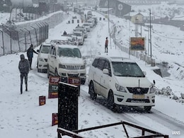 Tourists Stranded After Sudden Snowfall In East Sikkim Rescued Tourists Stranded After Sudden Snowfall In East Sikkim Rescued