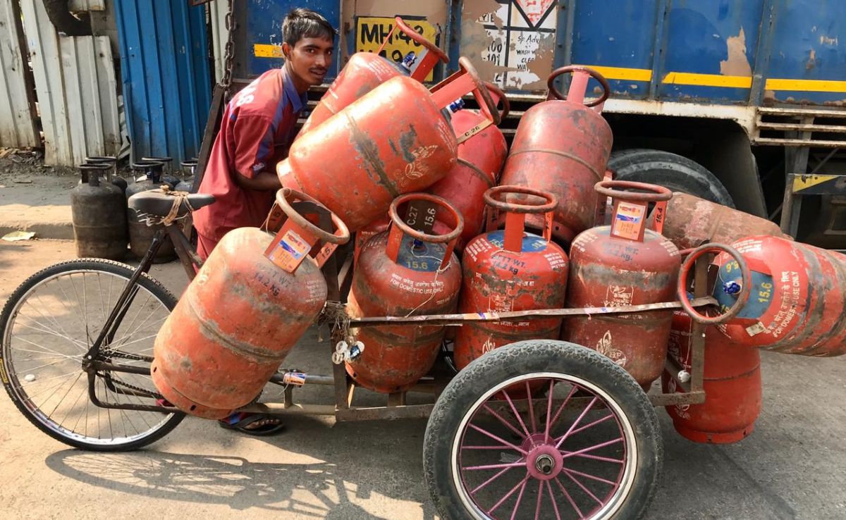 देश में LPG कनेक्शन पिछले 11 साल में 135% बढ़े, जानिए श्रीलंका, नेपाल और पाकिस्तान से कितना है सस्ता