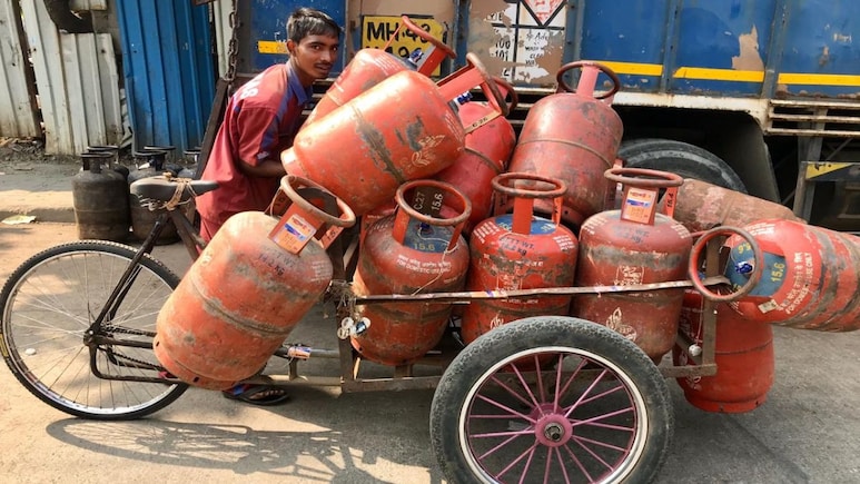 देश में LPG कनेक्शन पिछले 11 साल में 135% बढ़े, जानिए श्रीलंका, नेपाल और पाकिस्तान से कितना है सस्ता देश में LPG कनेक्शन पिछले 11 साल में 135% बढ़े, जानिए श्रीलंका, नेपाल और पाकिस्तान से कितना है सस्ता