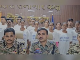 छत्तीसगढ़ में 40 लाख रुपये के 22 इनामी नक्सलियों ने किया सरेंडर, दंपति भी है शामिल  छत्तीसगढ़ में 40 लाख रुपये के 22 इनामी नक्सलियों ने किया सरेंडर, दंपति भी है शामिल