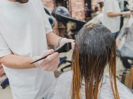 Hair Dye लगाते वक्त बिल्कुल न करें ये एक गलती, सेलिब्रिटी डर्मेटोलॉजिस्ट ने बताया सिर पर आधे हो जाएंगे बाल Hair Dye लगाते वक्त बिल्कुल न करें ये एक गलती, सेलिब्रिटी डर्मेटोलॉजिस्ट ने बताया सिर पर आधे हो जाएंगे बाल