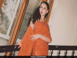 Hania Aamir Dolls Up For Spring In A Zesty Orange Arpita Mehta <i>Saree</i> Hania Aamir Dolls Up For Spring In A Zesty Orange Arpita Mehta <i>Saree</i>